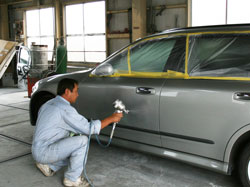 （有）石原自動車修理工場の板金塗装作業
